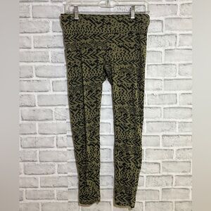Seductions women’s capri Patterned Leggings - Green and Black size medium
